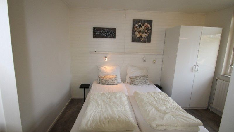 Gezellige slaapkamer in Bungalow Tamarisk 164 - Bartje, De Cocksdorp, Texel met moderne inrichting.