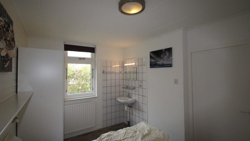 Badkamer in Bungalow Tamarisk 164 - Bartje, De Cocksdorp, Texel met moderne voorzieningen.