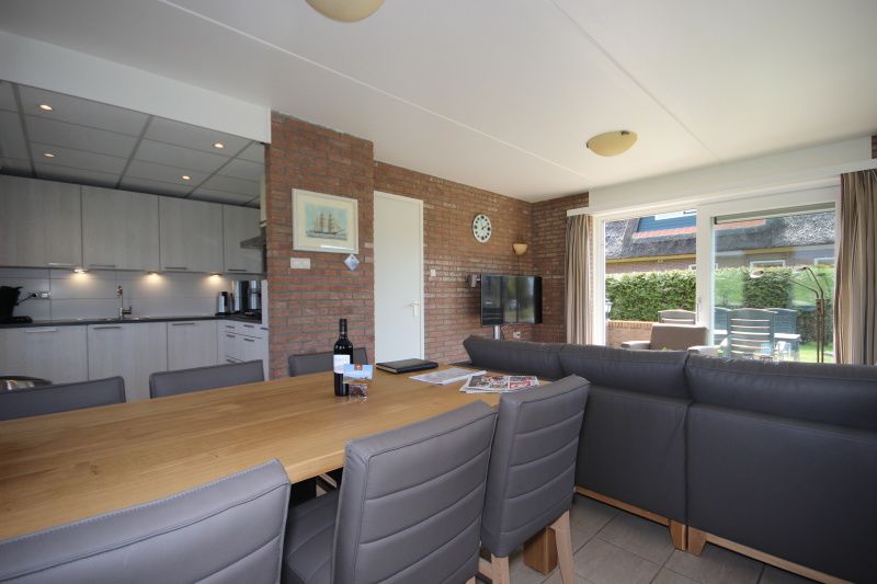 Eetkamer en keuken in Bungalow De Witte Hoek 6 Pers. in De Cocksdorp, Texel, ideaal voor familieverblijven.