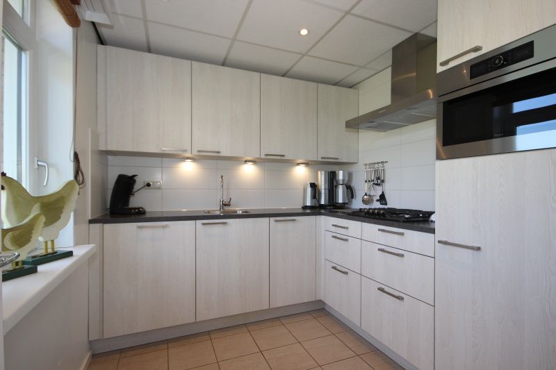Moderne keuken in Bungalow De Witte Hoek 6 Pers. in De Cocksdorp, Texel, van alle gemakken voorzien.