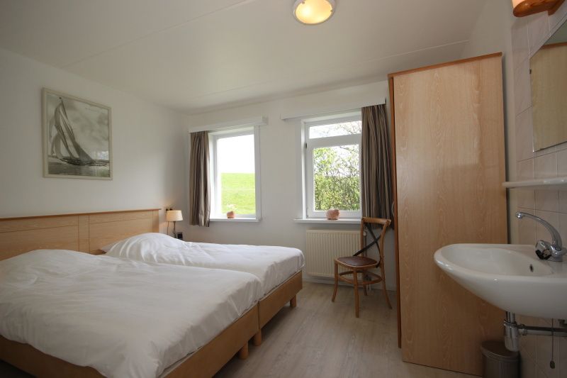 Comfortabele slaapkamer in Bungalow De Witte Hoek 6 Pers. in De Cocksdorp, Texel met twee bedden.