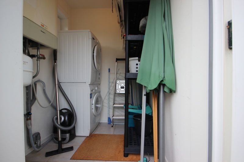 Praktische wasruimte in Bungalow De Witte Hoek 6 Pers. in De Cocksdorp, Texel, met wasmachine en droogkast.