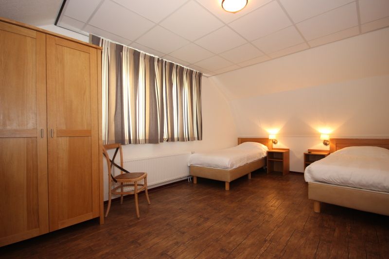 Second bedroom with two single beds in Villa De Witte Hoek conservatory, Texel.