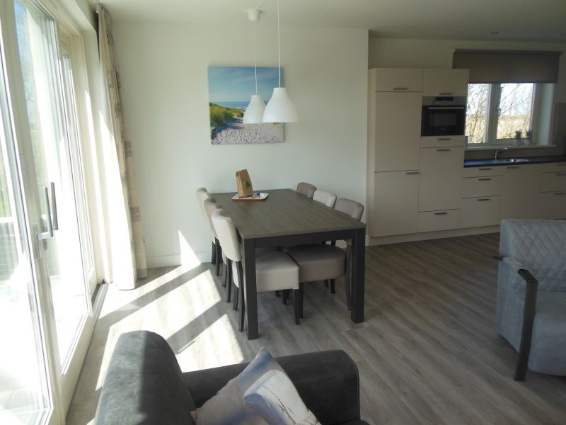 Eetruimte in Zevenbergen Texel - Bungalow Zevenbergen, De Cocksdorp, met veel natuurlijk licht.