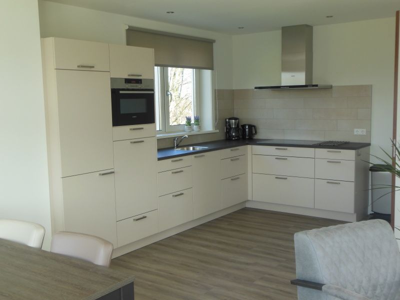 Moderne keuken in Zevenbergen Texel - Bungalow Zevenbergen, ideaal voor culinaire liefhebbers.