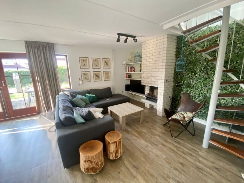 Gezellige woonkamer van Vakantiehuis D 491 in De Cocksdorp, Texel, met comfortabele zithoek en moderne inrichting.