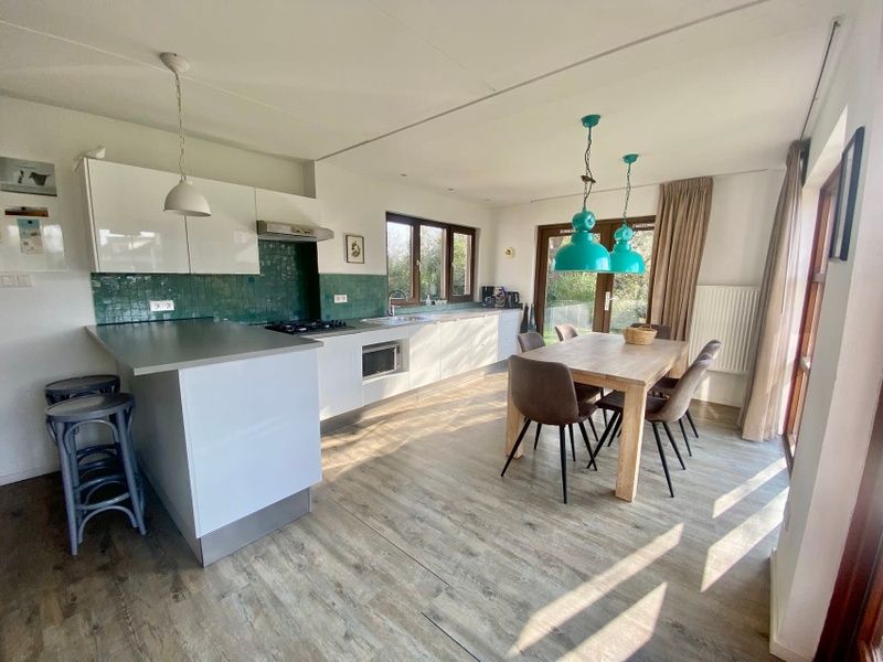 Moderne keuken en eetruimte in Vakantiehuis D 491, De Cocksdorp, Texel. Geniet van comfort en stijl op de Waddeneilanden.