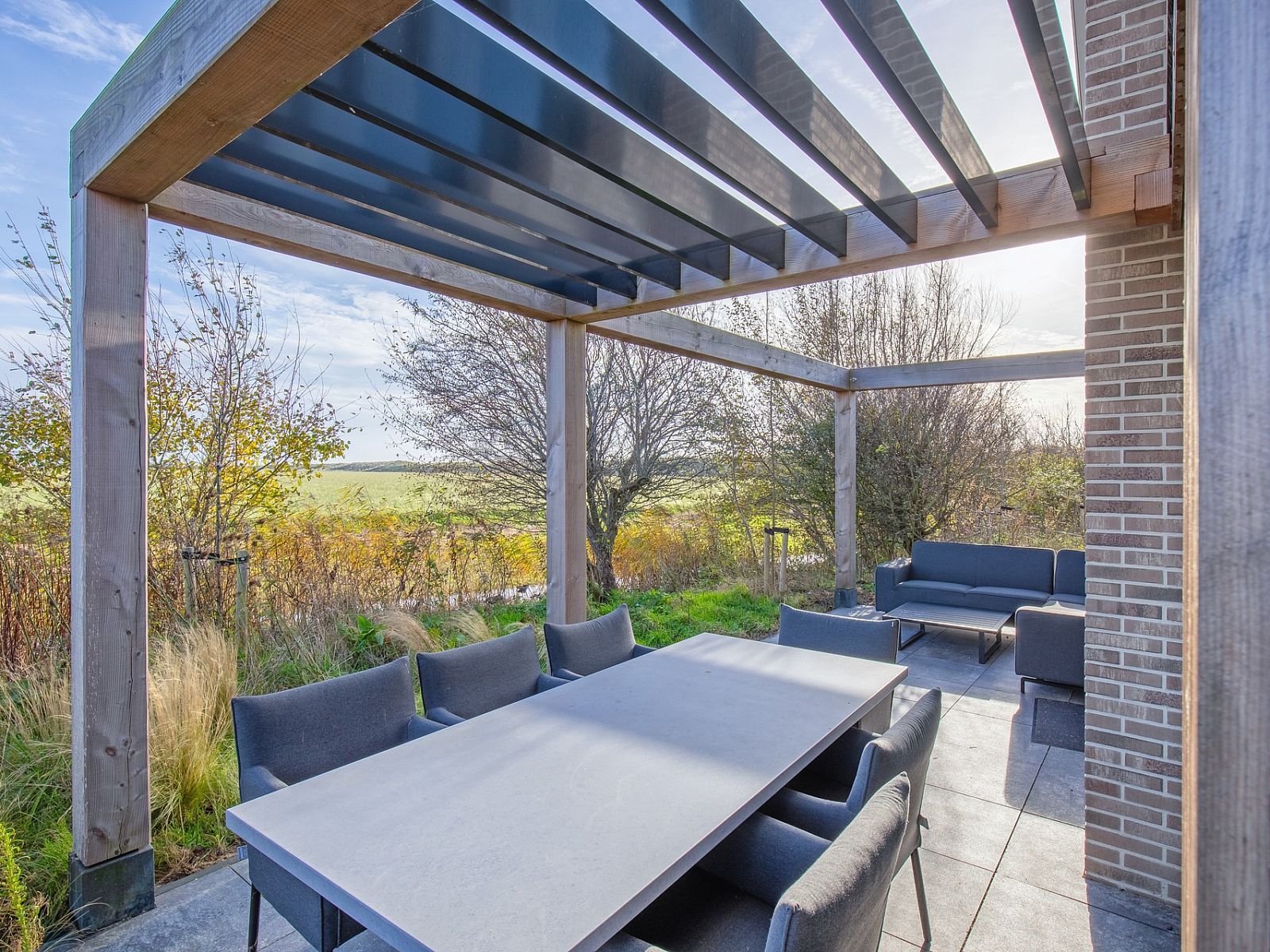 Veranda des freistehenden Hauses in De Cocksdorp, Texel mit Blick auf die Natur der Watteninseln.