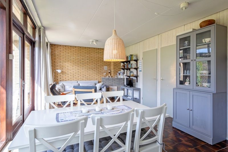 Interieur met eettafel in Vakantiehuis Slufterhoek 088, De Cocksdorp, Texel.