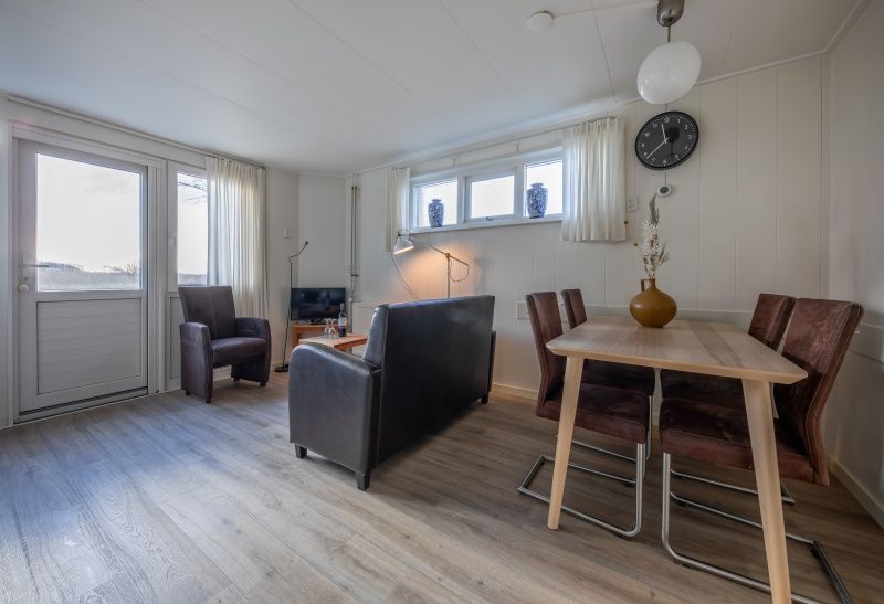 Helles, modern eingerichtetes Esszimmer im Ferienhaus Kikkertstraat 60, De Cocksdorp, Texel.