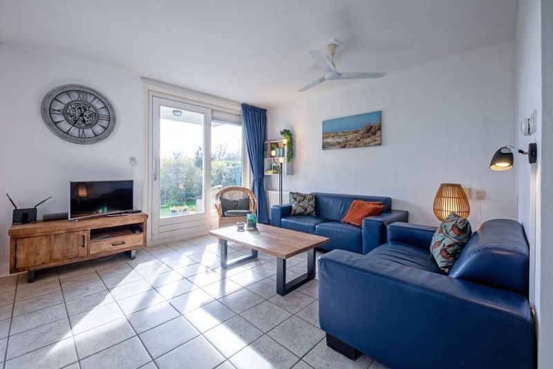 Lichte leefruimte in Vakantiehuis Slufterduin 52a, De Cocksdorp, Texel met moderne inrichting.