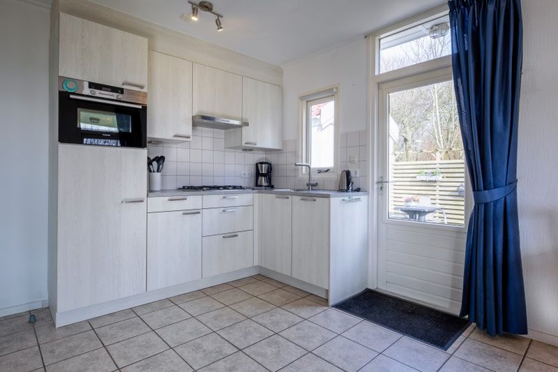 Moderne keuken in Vakantiehuis Slufterduin 52a, De Cocksdorp, Texel met alle gemakken voorzien.