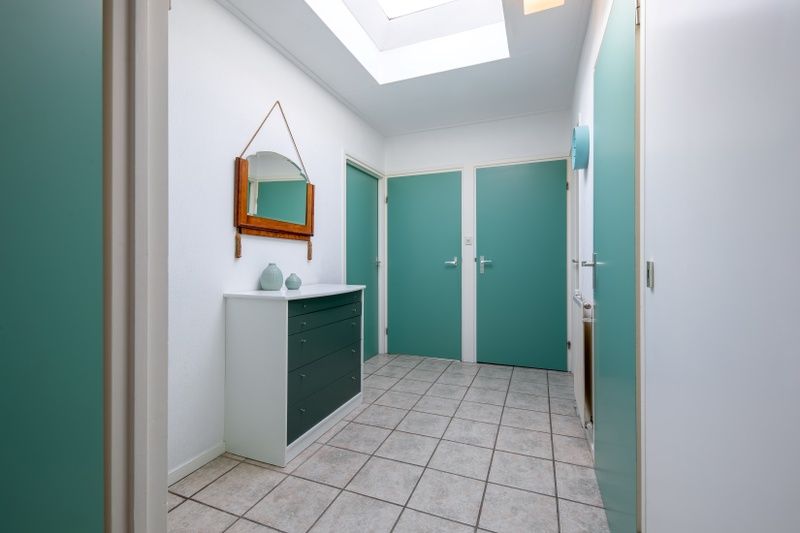 Stijlvolle gang met natuurlijk licht in Vakantiehuis Slufterduin 52a, De Cocksdorp, Texel.