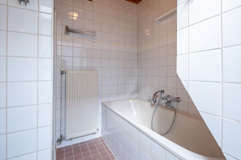 Frisse badkamer met ligbad in Vakantiehuis Slufterduin 52a, De Cocksdorp, Texel voor ontspanning.