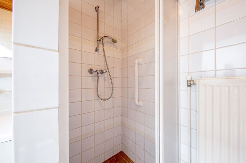 Moderne doucheruimte in Vakantiehuis Slufterduin 52a, De Cocksdorp, Texel voor een verkwikkende douche.