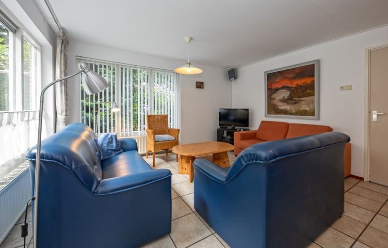 Gemuetliches Wohnzimmer im Ferienhaus Slufterduin 098, De Cocksdorp, Texel mit bequemen Sofas.