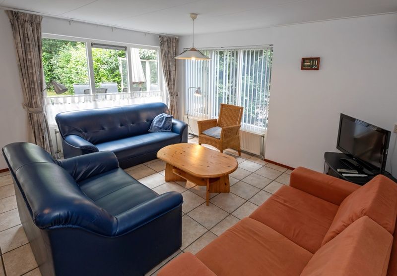 Heller Sitzbereich im Ferienhaus Slufterduin 098, De Cocksdorp, Texel mit Gartenblick.