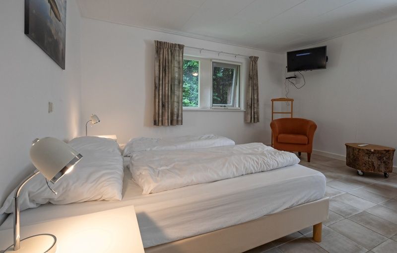 Geraeumiges Schlafzimmer im Ferienhaus Slufterduin 098, De Cocksdorp, Texel mit Doppelbett.