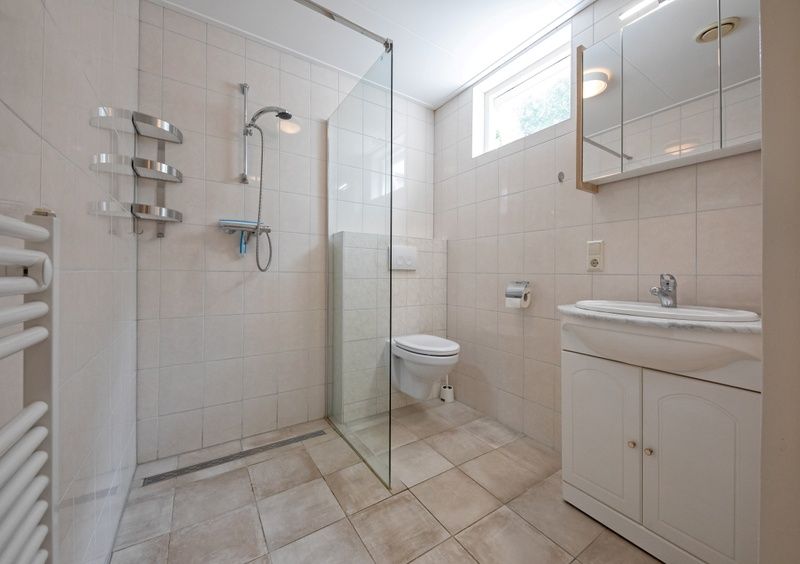 Modernes Badezimmer im Ferienhaus Slufterduin 098, De Cocksdorp, Texel mit begehbarer Dusche.