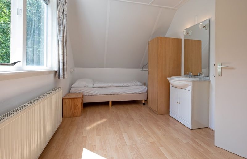 Schlafzimmer mit Einzelbett im Ferienhaus Slufterduin 098, De Cocksdorp, Texel mit viel Licht.