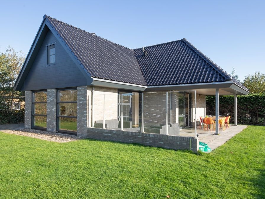 Bungalowpark Slufteroord - Holiday home Slufteroord 240 in De Cocksdorp, Texel with spacious veranda and green garden.