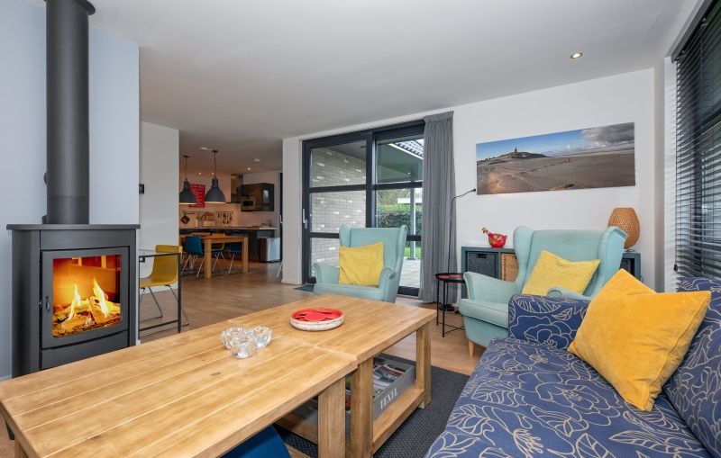 Atmospheric fireplace in the living room of Holiday home Slufteroord 240, Bungalowpark Slufteroord, De Cocksdorp.