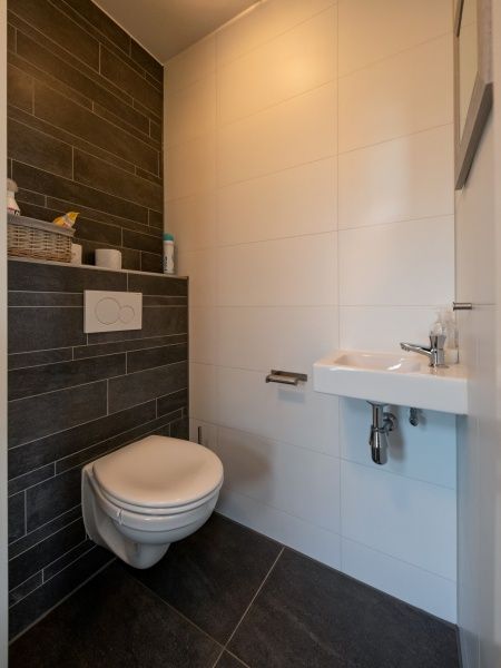 Modern bathroom in Bungalowpark Slufteroord - Holiday home Slufteroord 240 with sleek design and toilet.