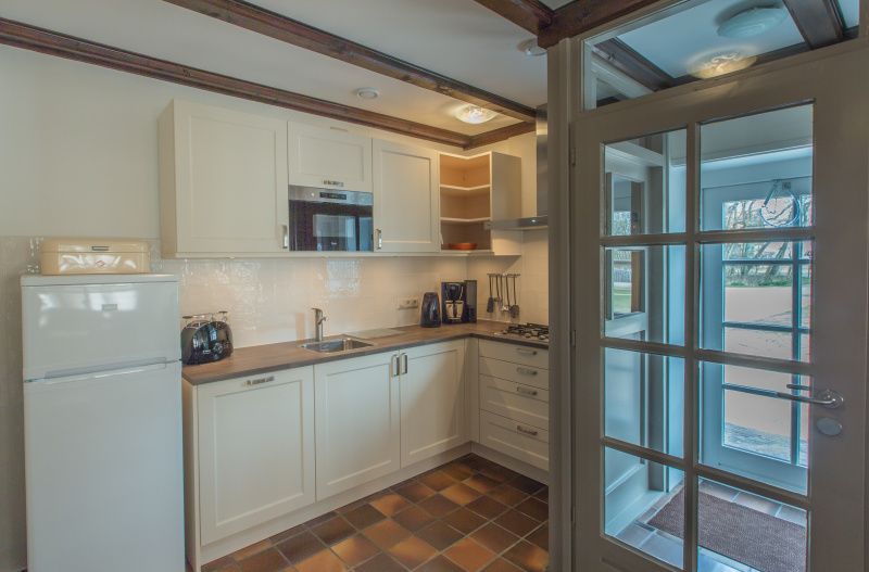 Moderne keuken in Type R vakantiewoning, De Cocksdorp, Texel, compleet uitgerust voor een comfortabel verblijf.