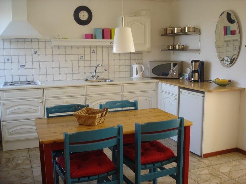 Gemuetliche Kueche im Bungalow Tamarisk 212, De Cocksdorp, Texel mit modernen Annehmlichkeiten.