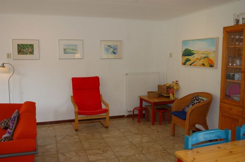Helle Innenraeume im Bungalow Tamarisk 212, De Cocksdorp, Texel mit farbenfroher Einrichtung.