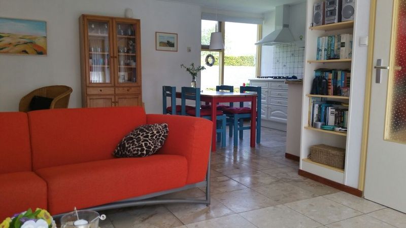 Geraeumiges Wohnzimmer und Essbereich im Bungalow Tamarisk 212, Texel fuer einen entspannten Aufenthalt.