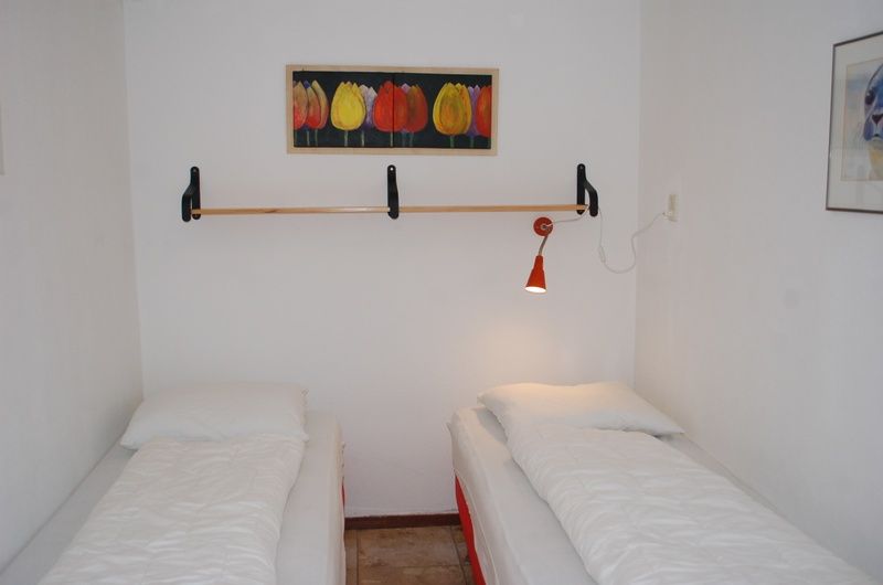 Zweites Schlafzimmer im Bungalow Tamarisk 212, Texel mit zwei Einzelbetten.