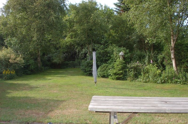 Geraeumiger Garten des Bungalows Tamarisk 212, De Cocksdorp, Texel mit viel Privatsphaere und Gruen.