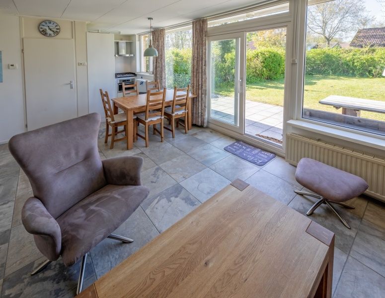 Esszimmer mit Blick auf den Garten im Ferienhaus Slufterhoek 078, De Cocksdorp, Texel.