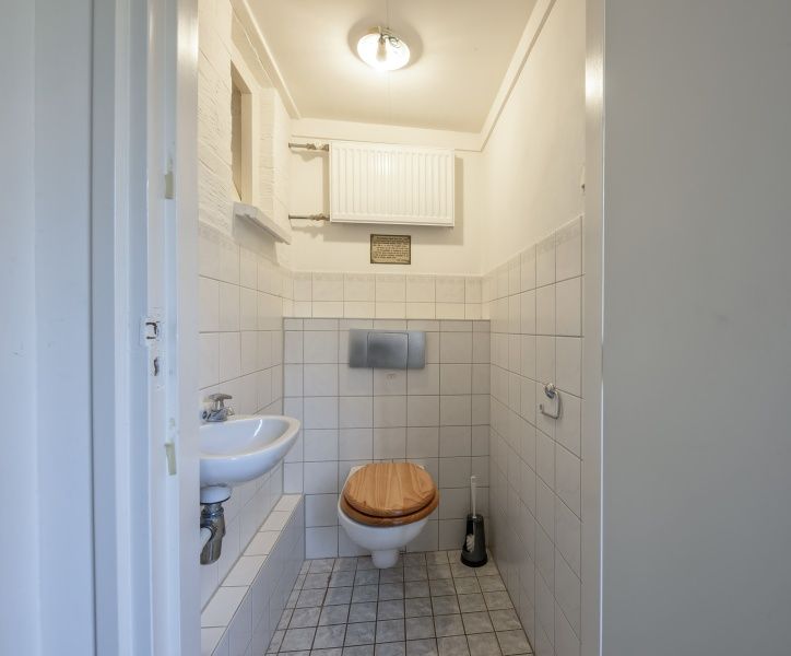Badezimmer mit Toilette in Ferienhaus Slufterhoek 078, De Cocksdorp, Texel.