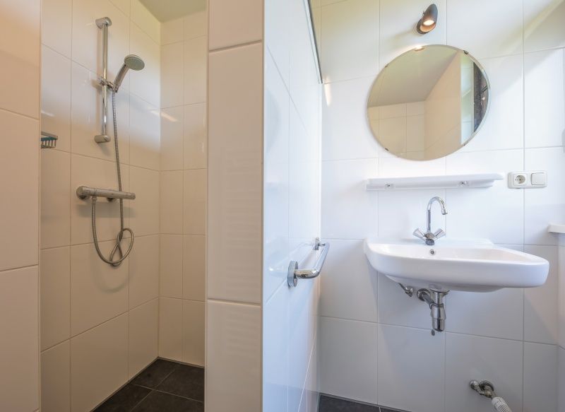 Moderne Dusche und Waschbecken im Ferienhaus Slufterhoek 078, De Cocksdorp.