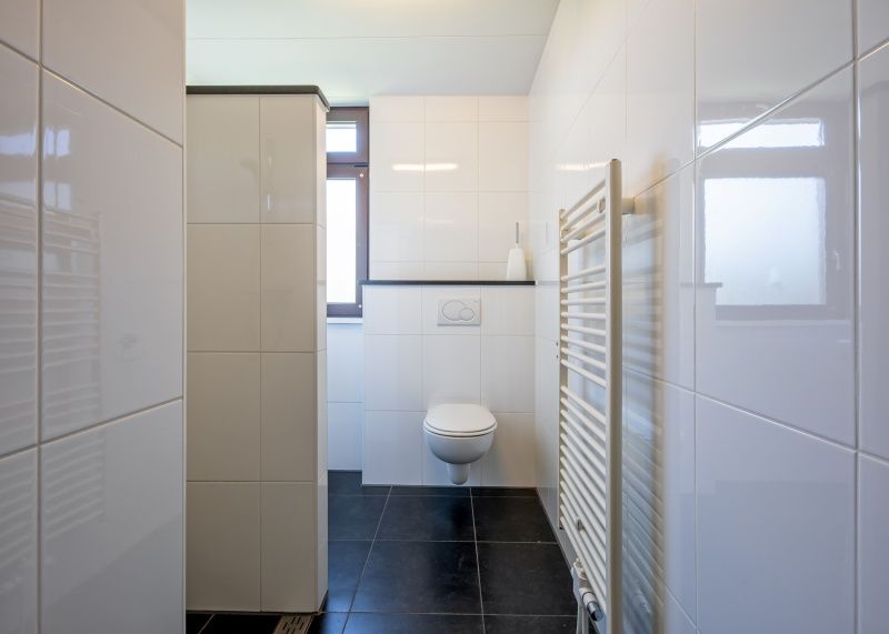 Geraeumiges Badezimmer mit Toilette im Ferienhaus Slufterhoek 078, De Cocksdorp, Texel.