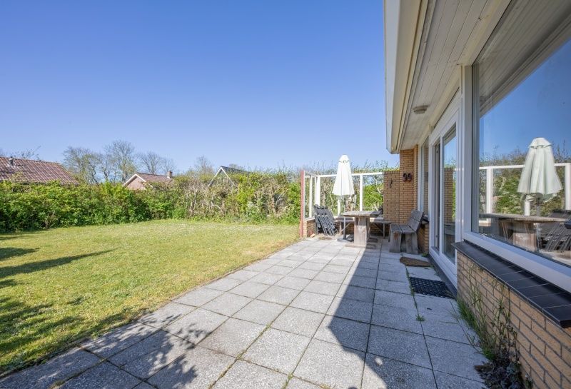 Sonnige Terrasse und Garten im Ferienhaus Slufterhoek 078, De Cocksdorp, Texel.