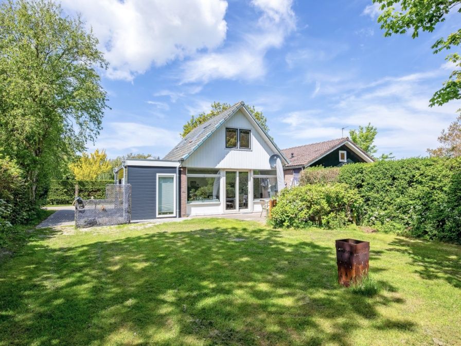 Vakantiehuis Slufterhoek 158 in De Cocksdorp, Texel, biedt een serene tuinomgeving voor een ontspannen verblijf op de Waddeneilanden.