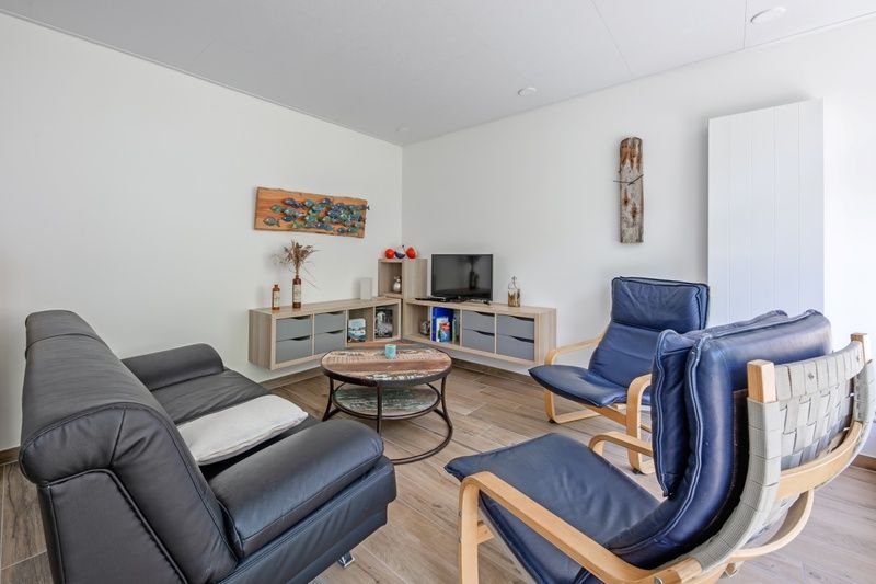 Gezellige woonkamer in Vakantiehuis Slufterhoek 158, De Cocksdorp, Texel. Comfortabel ingericht voor een ontspannen verblijf op de Waddeneilanden.