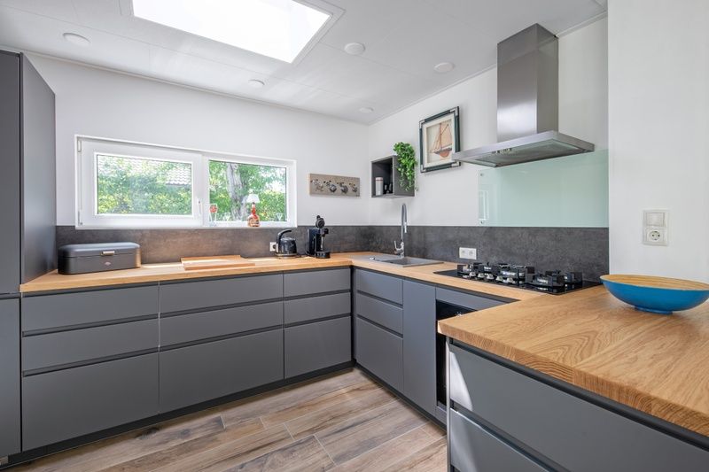 Moderne keuken in Vakantiehuis Slufterhoek 158, De Cocksdorp, Texel. Ruime inrichting met houten werkblad en veel natuurlijk licht.