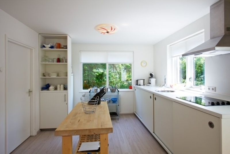 Ruime keuken in Bungalow Schelpenoord - Vakantiehuis De Oester, De Cocksdorp, Texel, met houten werkblad en veel daglicht.
