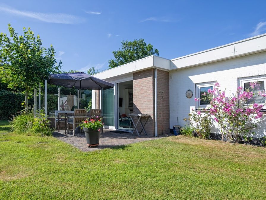Geniet van de zonnige tuin bij Bungalowpark Slufteroord, Vakantiehuis Slufteroord 300 in De Cocksdorp, Texel.