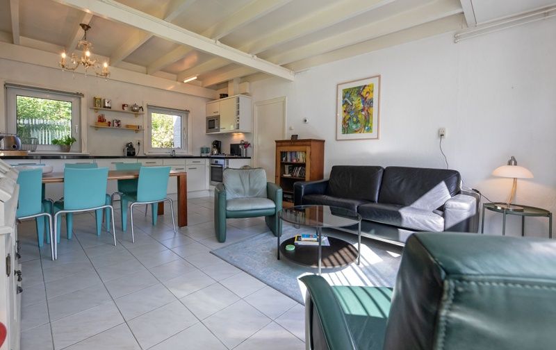 Ruime open keuken en eetruimte in Vakantiehuis Slufteroord 300, Bungalowpark Slufteroord, Texel.