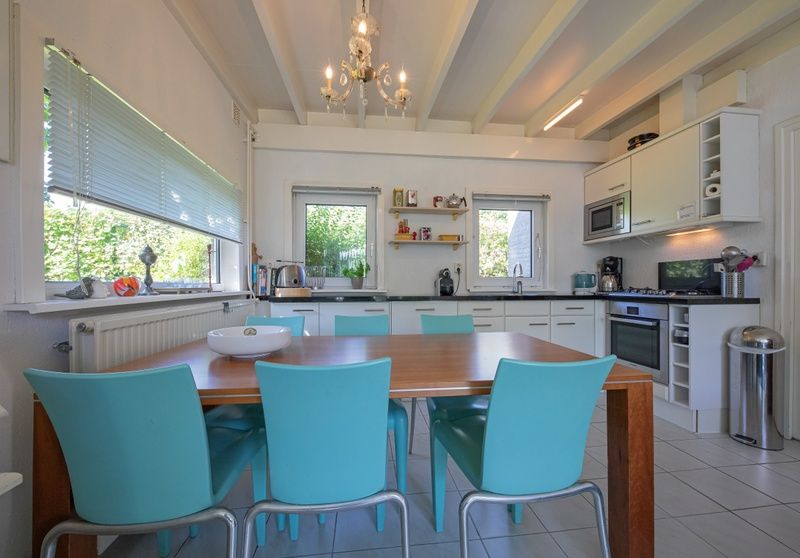 Moderne keuken met eetgedeelte in Vakantiehuis Slufteroord 300, Bungalowpark Slufteroord, Texel.