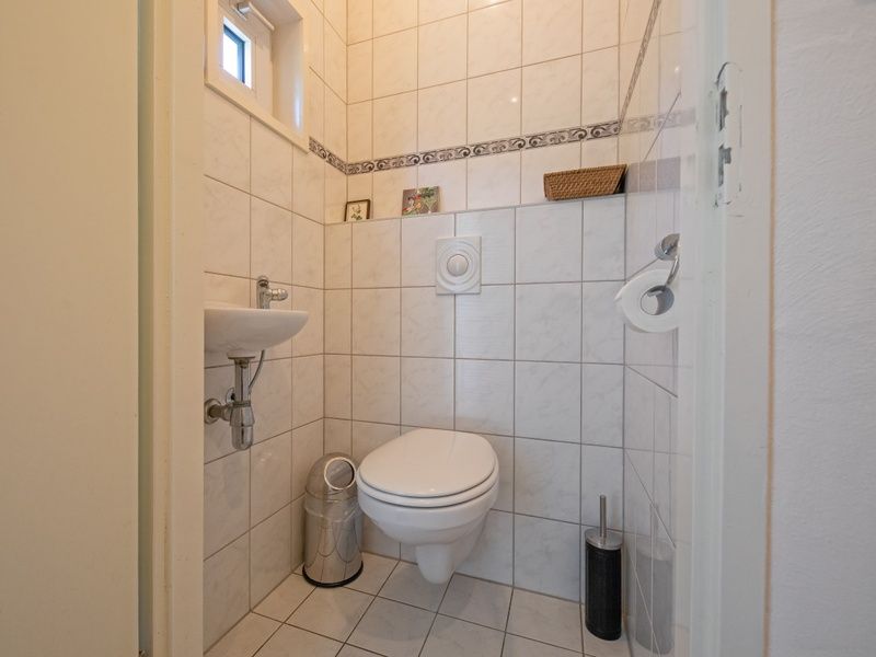 Moderne badkamer in Vakantiehuis Slufteroord 300, Bungalowpark Slufteroord, De Cocksdorp, Texel.