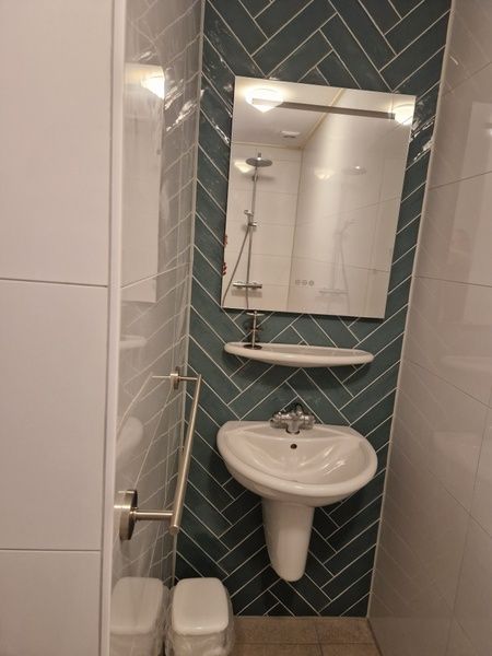 Stijlvolle wastafel en spiegel in Vakantiehuis Slufteroord 300, Bungalowpark Slufteroord, Texel.