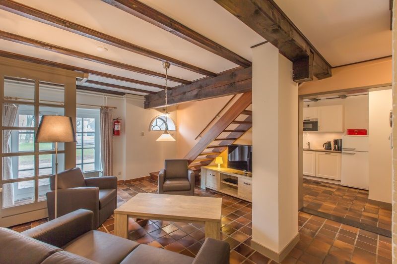 Moderne binnenruimte van Type S-2 vakantiehuis, De Cocksdorp, Texel, met open keuken en zithoek.