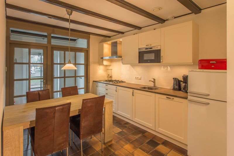 Volledig uitgeruste keuken in Type S-2 vakantiehuis, De Cocksdorp, Texel, ideaal voor zelf koken.