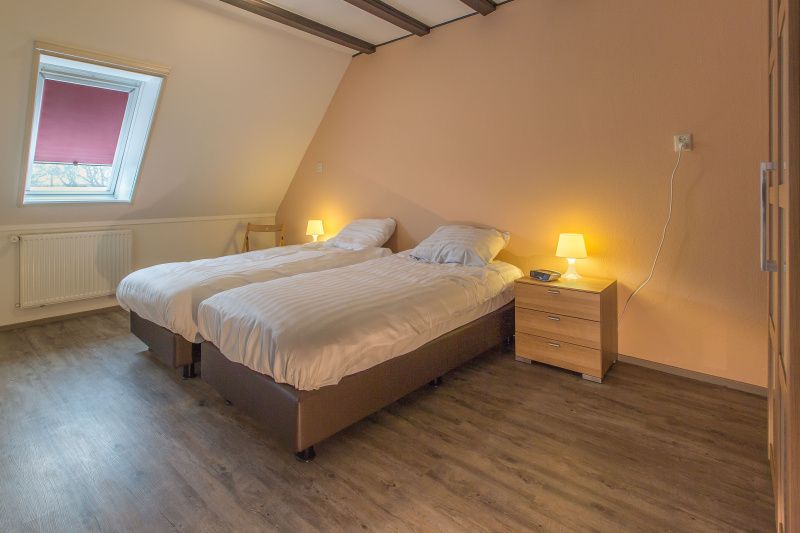 Slaapkamer met twee eenpersoonsbedden in Type S-2 vakantiehuis, De Cocksdorp, Texel.